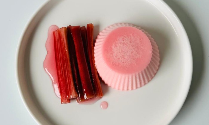 Panna cotta met gepocheerde rabarber