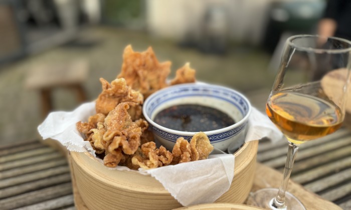 Gefrituurde pangsit met zoetzure gembersaus