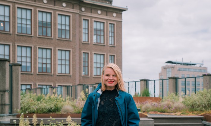 Marieke Eyskoot is op het groene dak van de hogeschool van Amsterdam