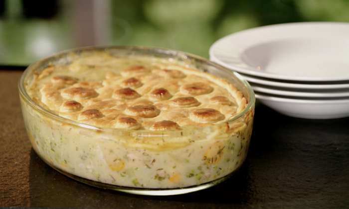 Klassieke Engelse chicken pie bomvol groenten | Foto: BinnensteBuiten
