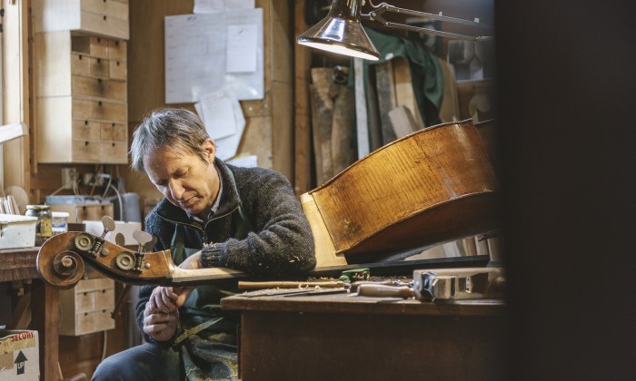 Handgemaakte contrabassen | Fotografie: Liesbeth Disbergen