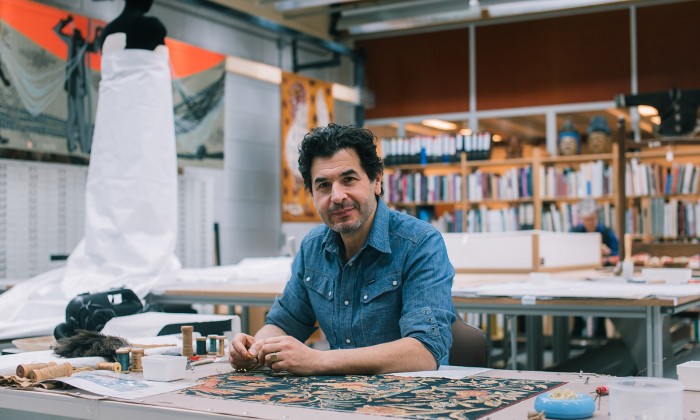 Tapijten restaurator Sadegh | Fotografie: Sheena Schouwink