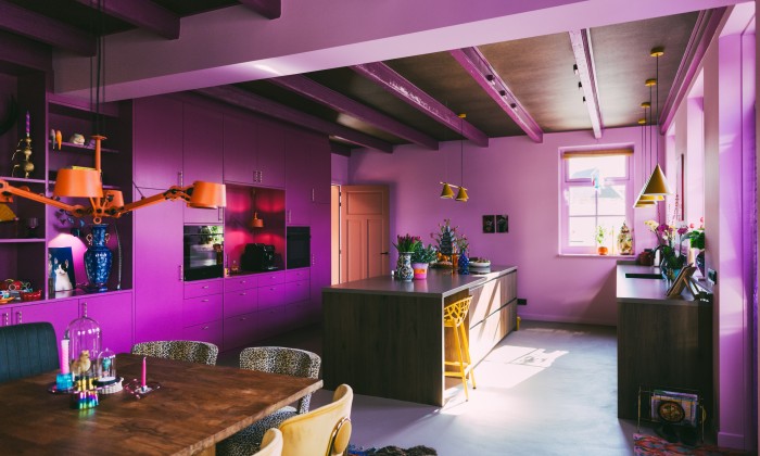 Knalroze boerderij | Marjon Lukje