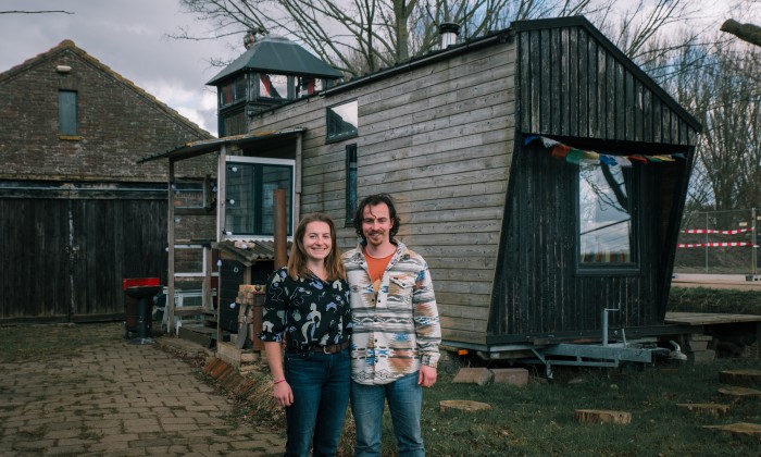 Annebel en Stanley voor hun tiny house in Velserbroek | Foto: Sheena Schouwink