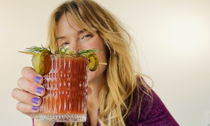 Onze kok Jetske maakt een virgin Bloody Mary mét augurkensap | Foto: BinnensteBuiten