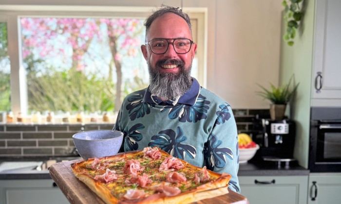 Onze chef-kok Ramon Brugman maakt een plaattaart met witte asperges | Foto: BinnensteBuiten