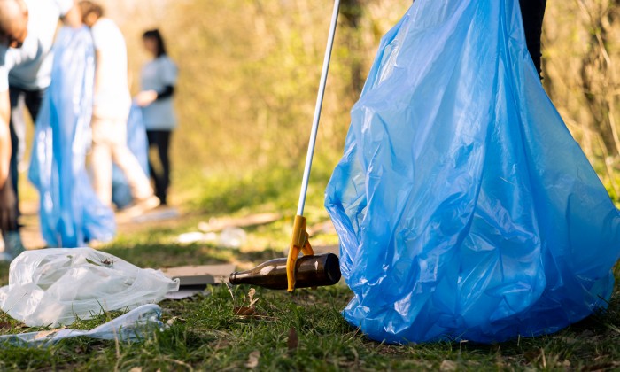 Op World Cleanup Day kan je prima afval opruimen met een groep | Foto: AdobeStock