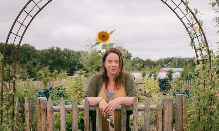 Anne Wieggers in de moestuin | Foto: Sheena Schouwink