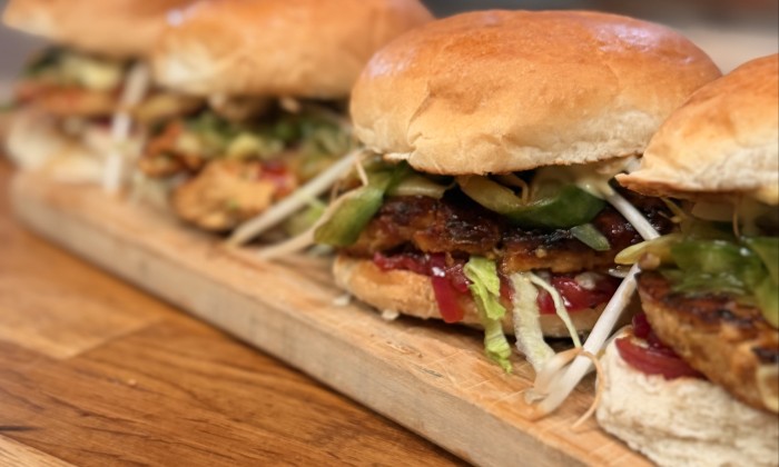 Oosterse tempeh burger met spicy uien en zoetzure komkommer van onze chef-kok Ramon Brugman
