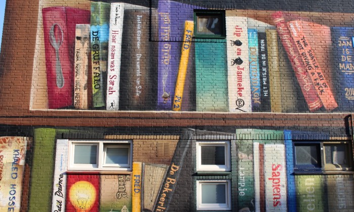 Muurschildering 'De Boekenkast' van Jan is de Man en Deef Feed op de Mimosastraat in Utrecht| Fotografie: Nathalie Bastiaanssen