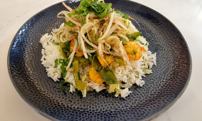 Sharon's kerriegarnalen recept met peultjes en sperziebonen