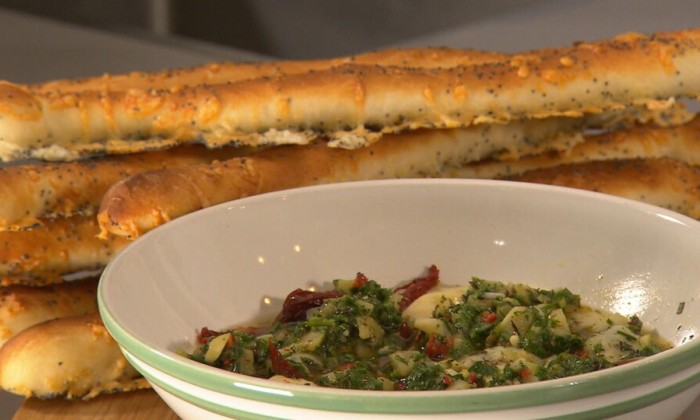 Preisoep met soepstengels, provolone en chimichurri