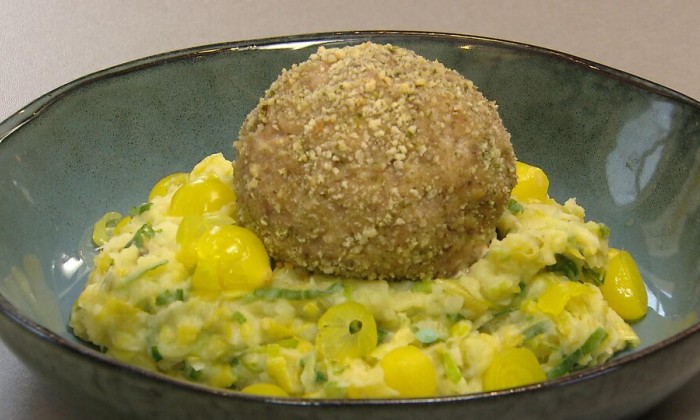 Gevulde gehaktbal met preistampot en A'damse uien