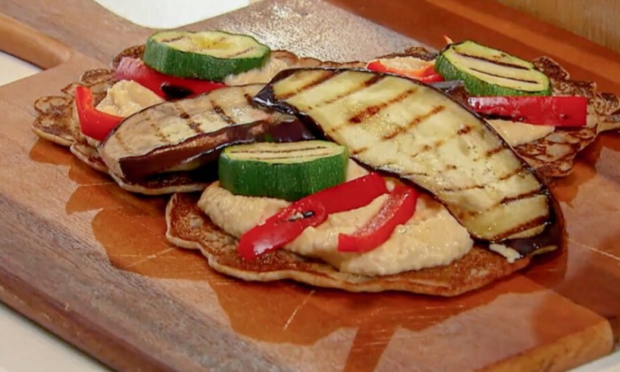 Boekweitpannenkoekjes met hummus en gegrilde groente (vegan)