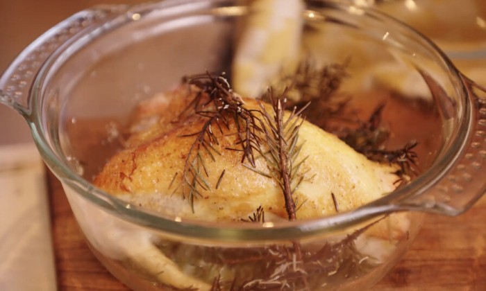 Parelhoen met dennennaalden