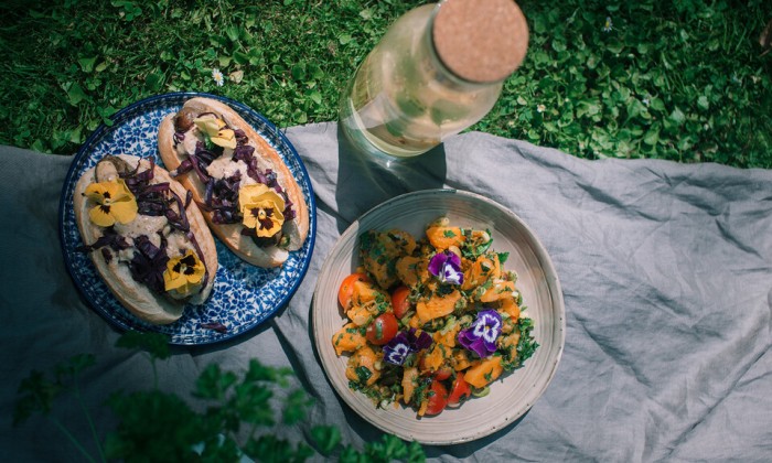 Pompoensalade met broodje braadworst