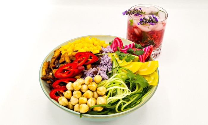 Vegetarische poké bowl, met mais, biet en hazelnoot