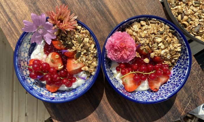 Granola met zelfgemaakt aalbessenjam