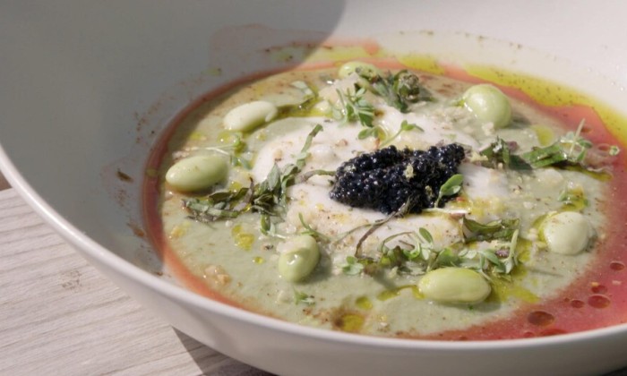 Gazpacho van doperwtjes, venkelcrème en aardbeiensiroop