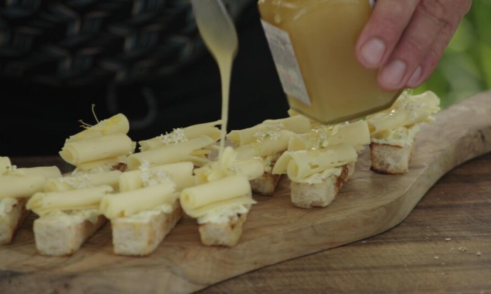 Toast met bloemenboter, boerenkaas, honing en verse bloemetjes