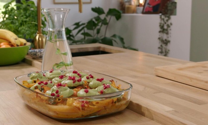 Ovenschotel van pasta penne en drie soorten kaas