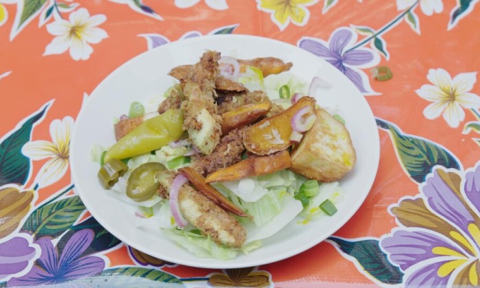 Salade met krokante avocado en halloumi