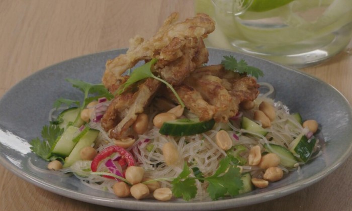 Een glasnoedelsalade met krokant gebakken oesterzwammen