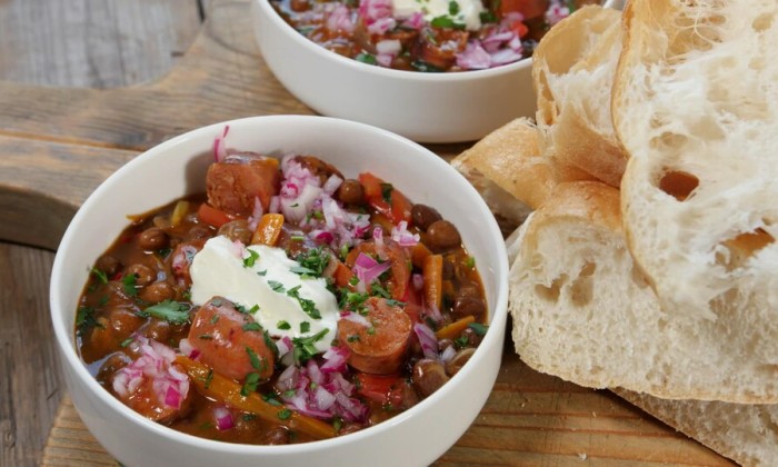 Chili con carne met merguez worstjes en grauwe erwten