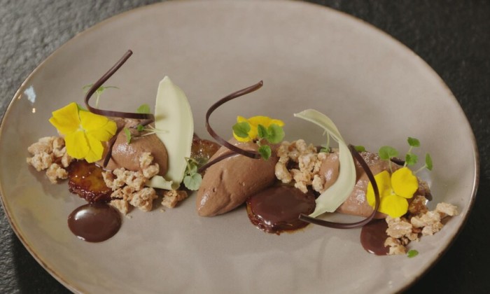 Chocolademousse met bakbanaan, karamel en krokantjes