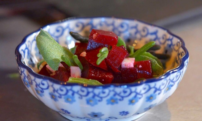 Gepofte knoflooksoep met bietensalade