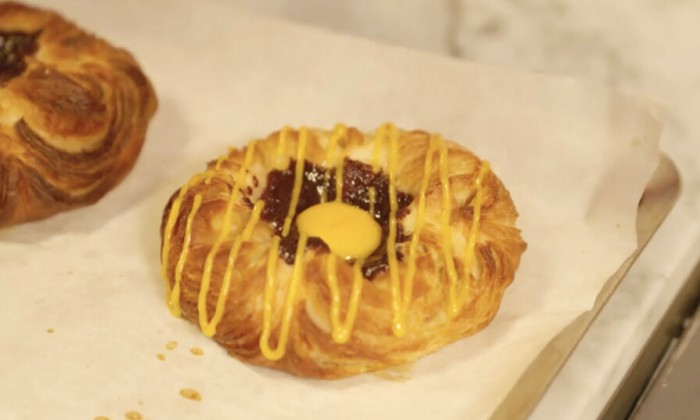 Danish gevuld met chocolade ganache en duindoornbes