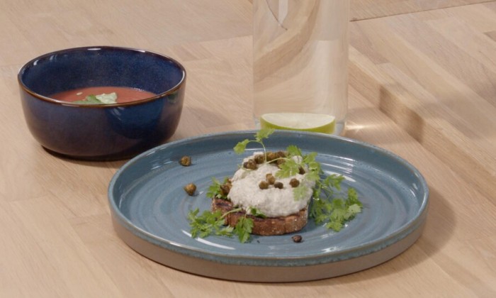 Bietensoep en broodje met makreelmousse