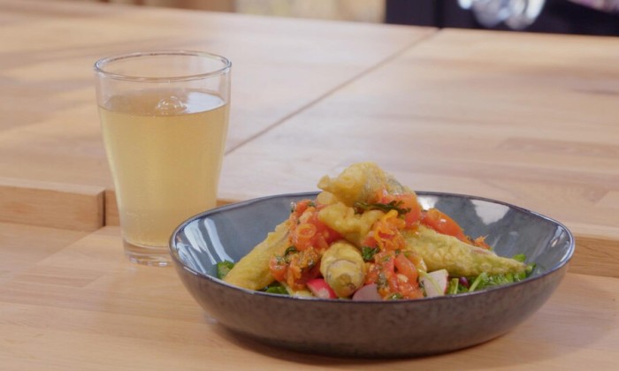Gefrituurde okra met pittige uien-tomaatsalsa en een frisse salade
