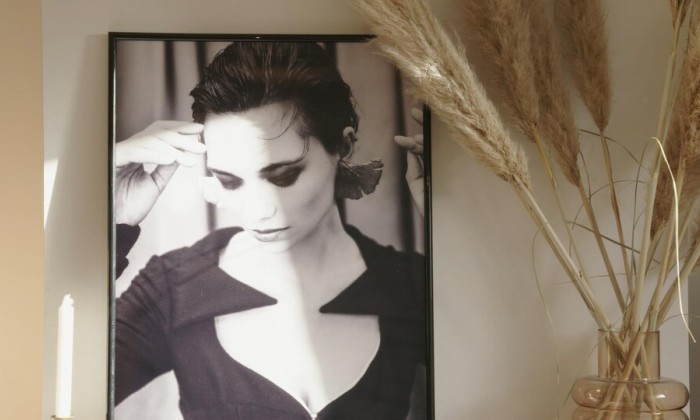 Woning in jaren '30 stijl met veel hout, licht en vintagevondsten