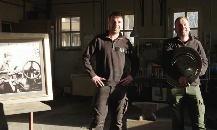 Broers Jurgen en Martijn gieten de meest bijzondere objecten in hun tingieterij