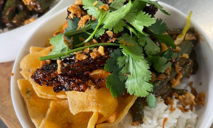 Sambal goreng tempeh met sajoer boontjes en witte rijst