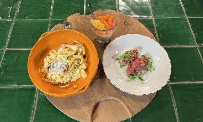 Tajarin pasta, kalfstartaar en panna cotta