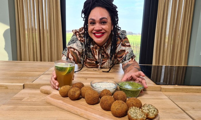 Gefrituurde risottoballetjes met frisse dips met kokos en koriander