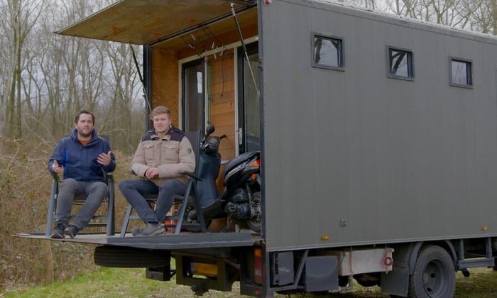 Wonen en reizen in een vrachtwagen