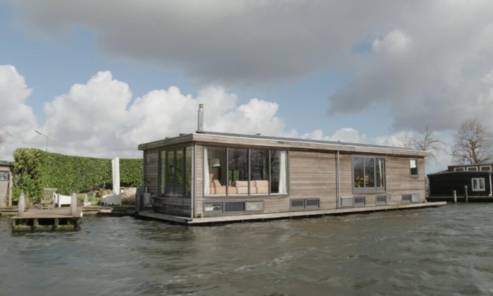 Een woonark vol reisvondsten in Nigtevecht