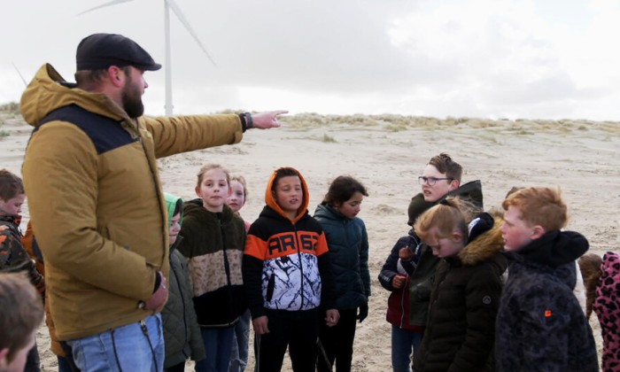 Schelpen zoeken met natuur-beleef-expert Tim