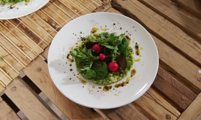 Alain maakt een heerlijk gerecht met de bladgroenten van teeler Siete Neef