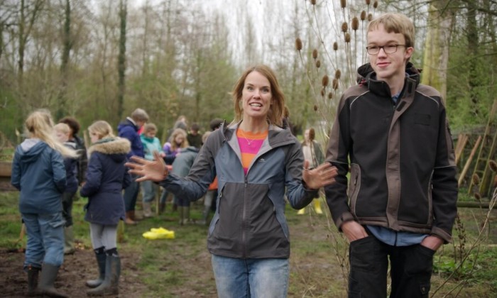 Tuinexpert Manon leert een Dordtse klas zaaien