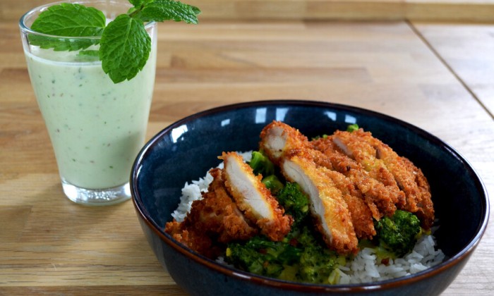 Japanse curry met krokante kip, broccoli en jasmijnrijst