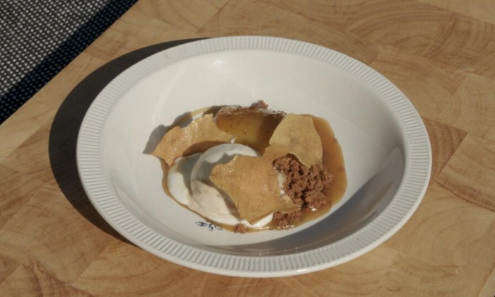 Dessert met appelstroop ijs, bruine-boterkruim en karnemelk karamel