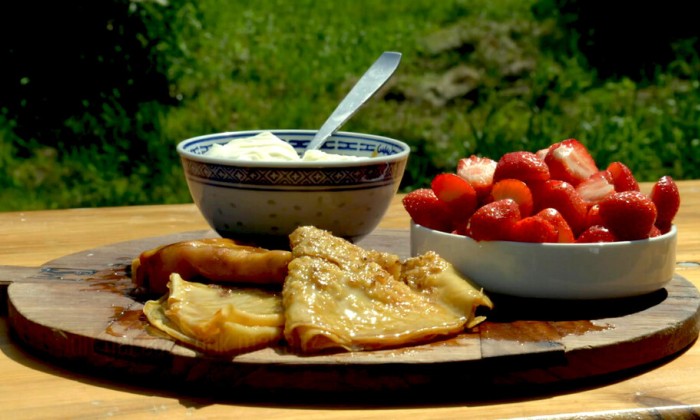 Vlierbloesempannenkoeken alla Suzette met mascarponeroom en aardbeien
