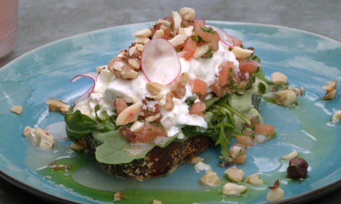 Oerbrood met tomatensalsa en burrata