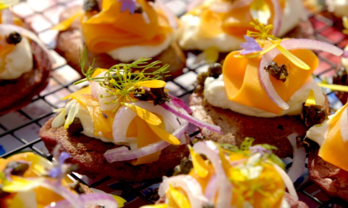 Moestuin blini's van rode biet en mierikswortel