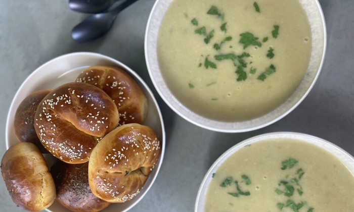 Artisjoksoep met gevulde broodjes