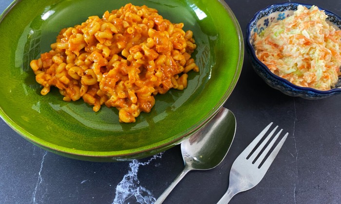 Macaroni met ham en kaas en een frisse salade van kool